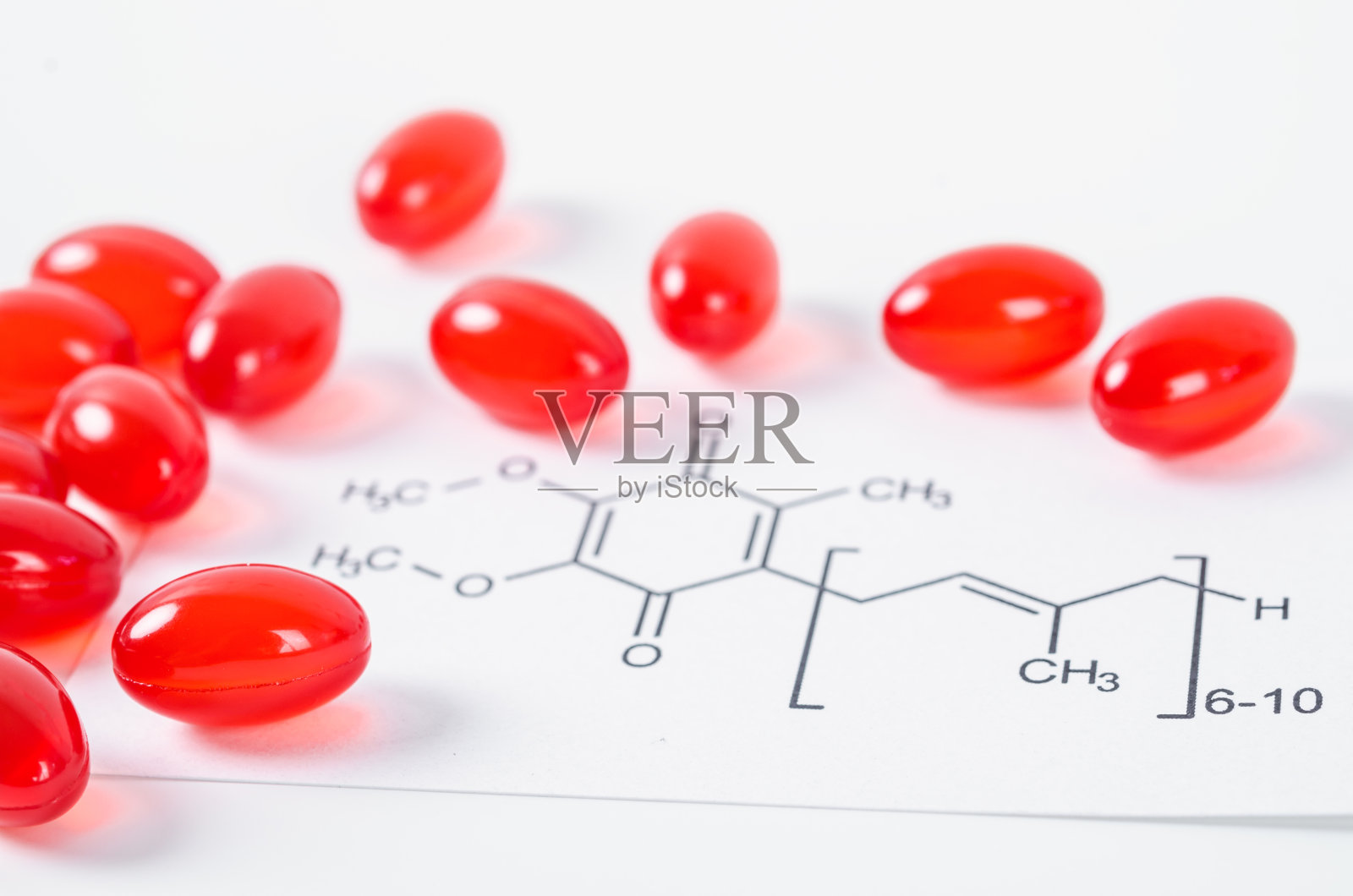 维生素辅酶Q10的化学配方在白色的背景。照片摄影图片
