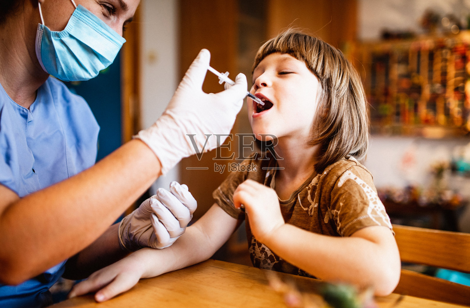 小孩子在家接种疫苗照片摄影图片