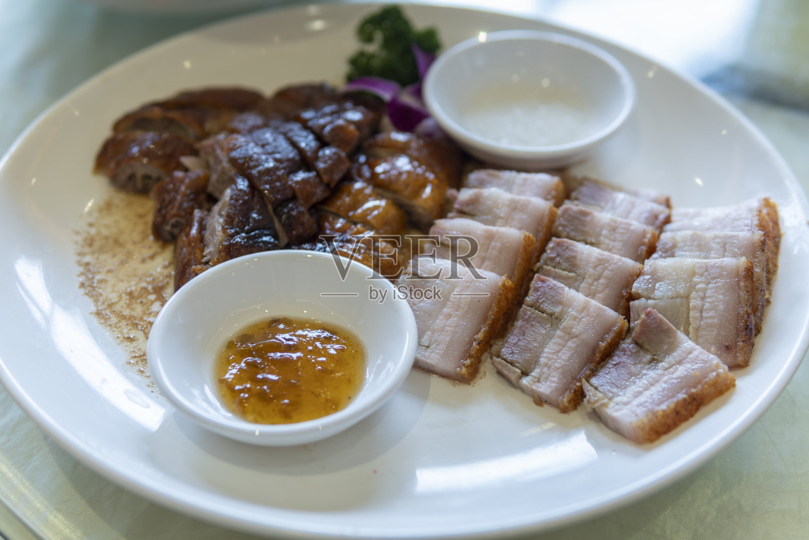 广东烧味的特写:烧猪肉和烧鹅照片摄影图片