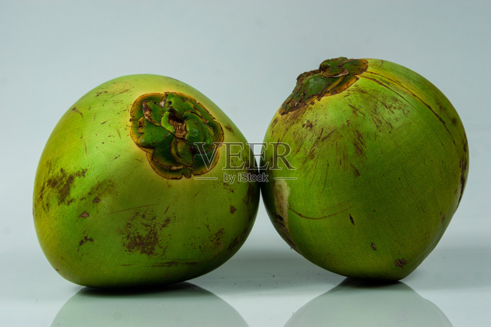 新鲜健康的嫩椰子照片摄影图片