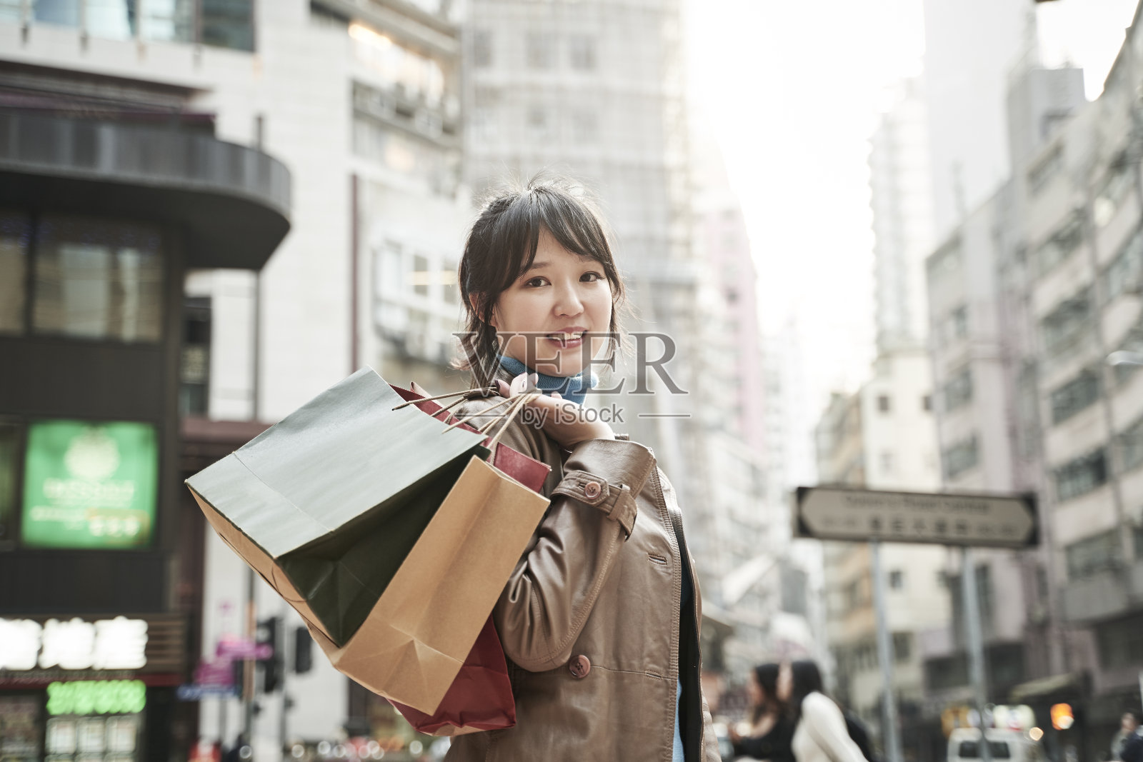 年轻的亚洲女人在城里购物照片摄影图片