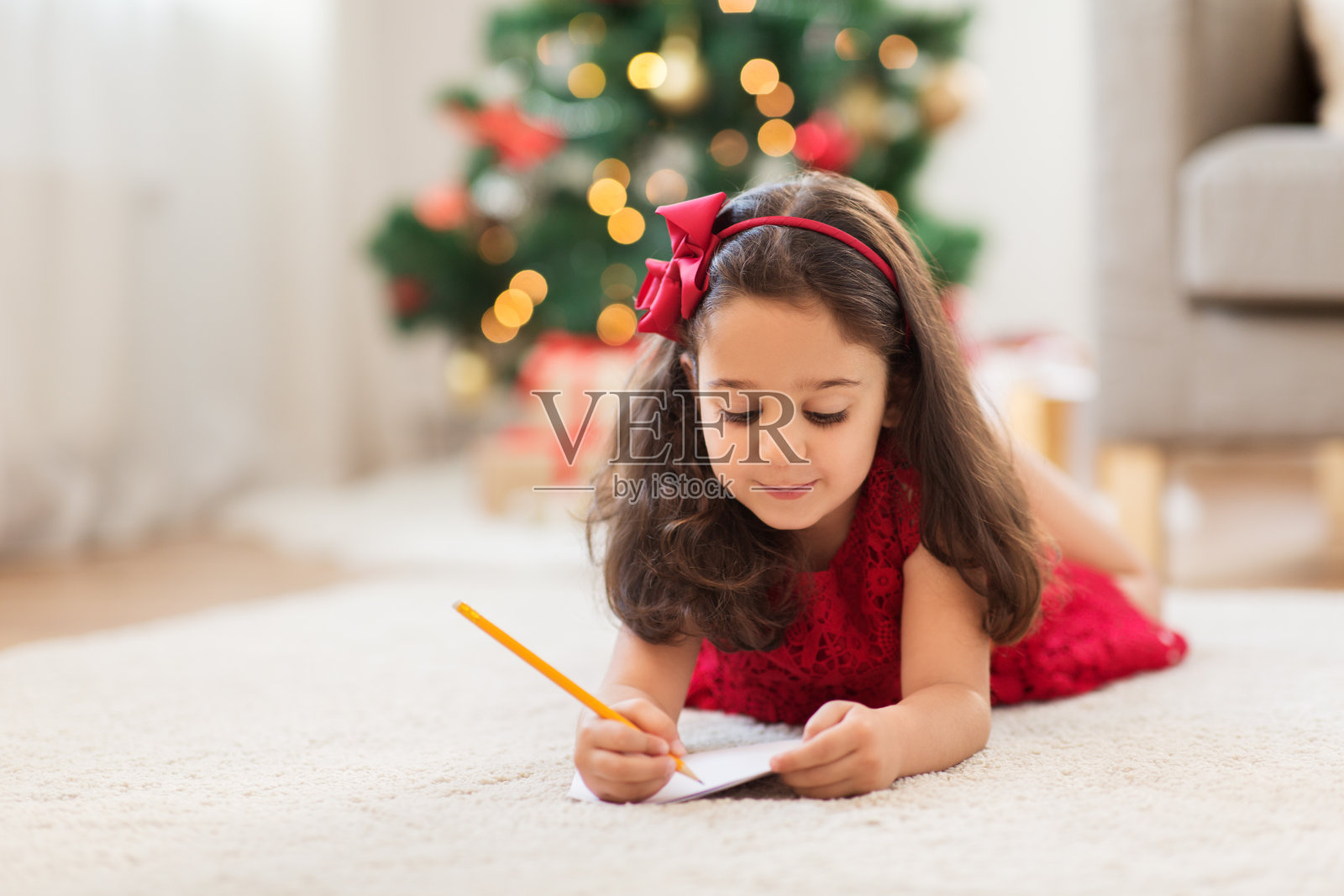 小女孩在家写圣诞愿望清单照片摄影图片