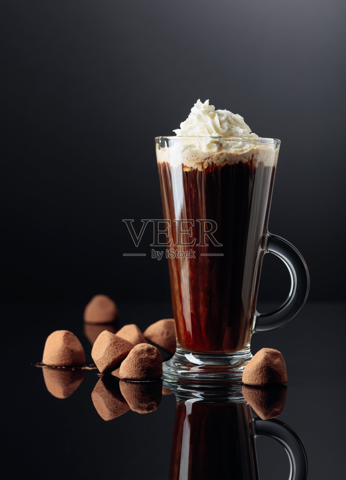 松露和一杯热巧克力加鲜奶油。照片摄影图片