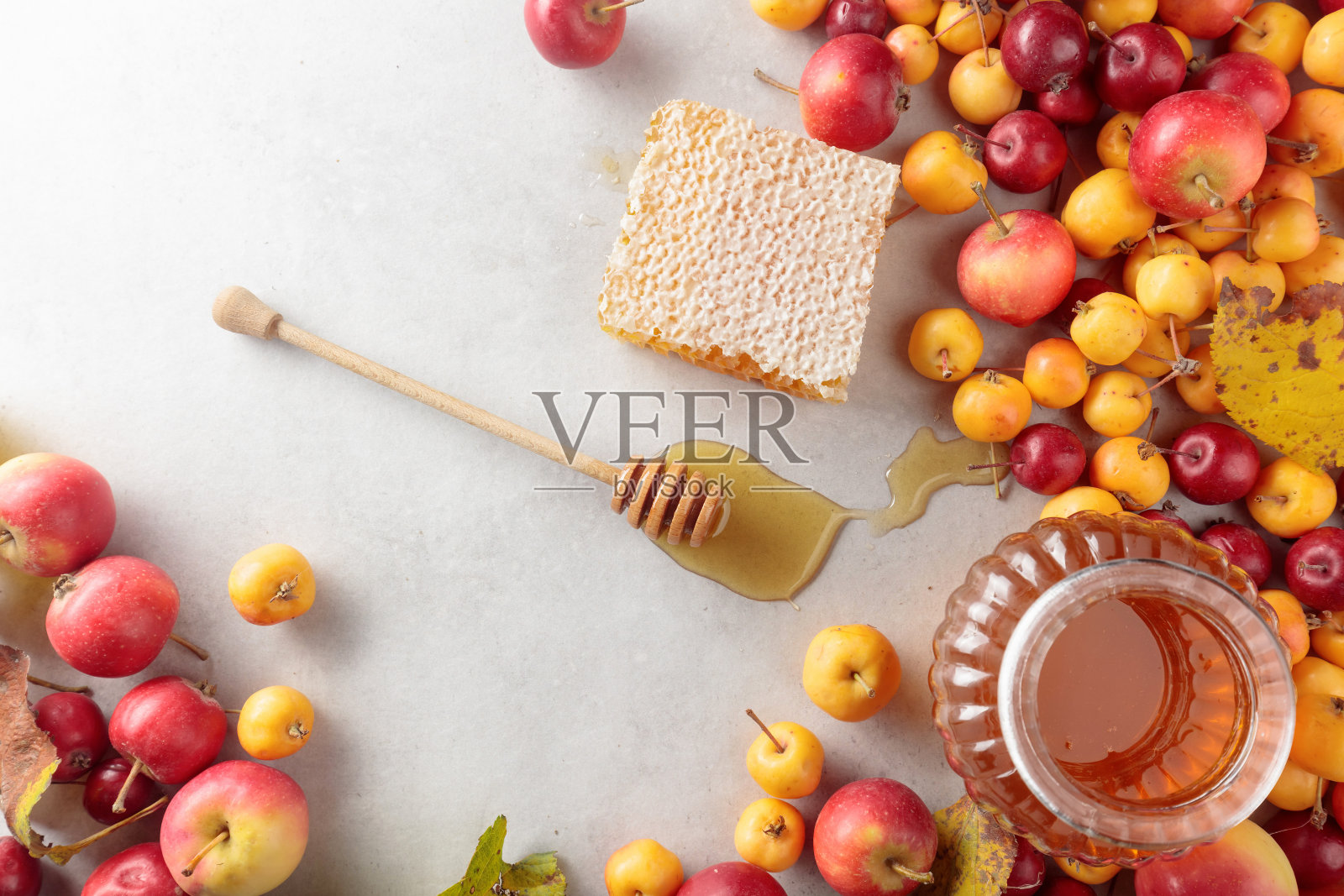 红色和黄色的山楂，蜂蜜和核桃，健康的有机食品。照片摄影图片