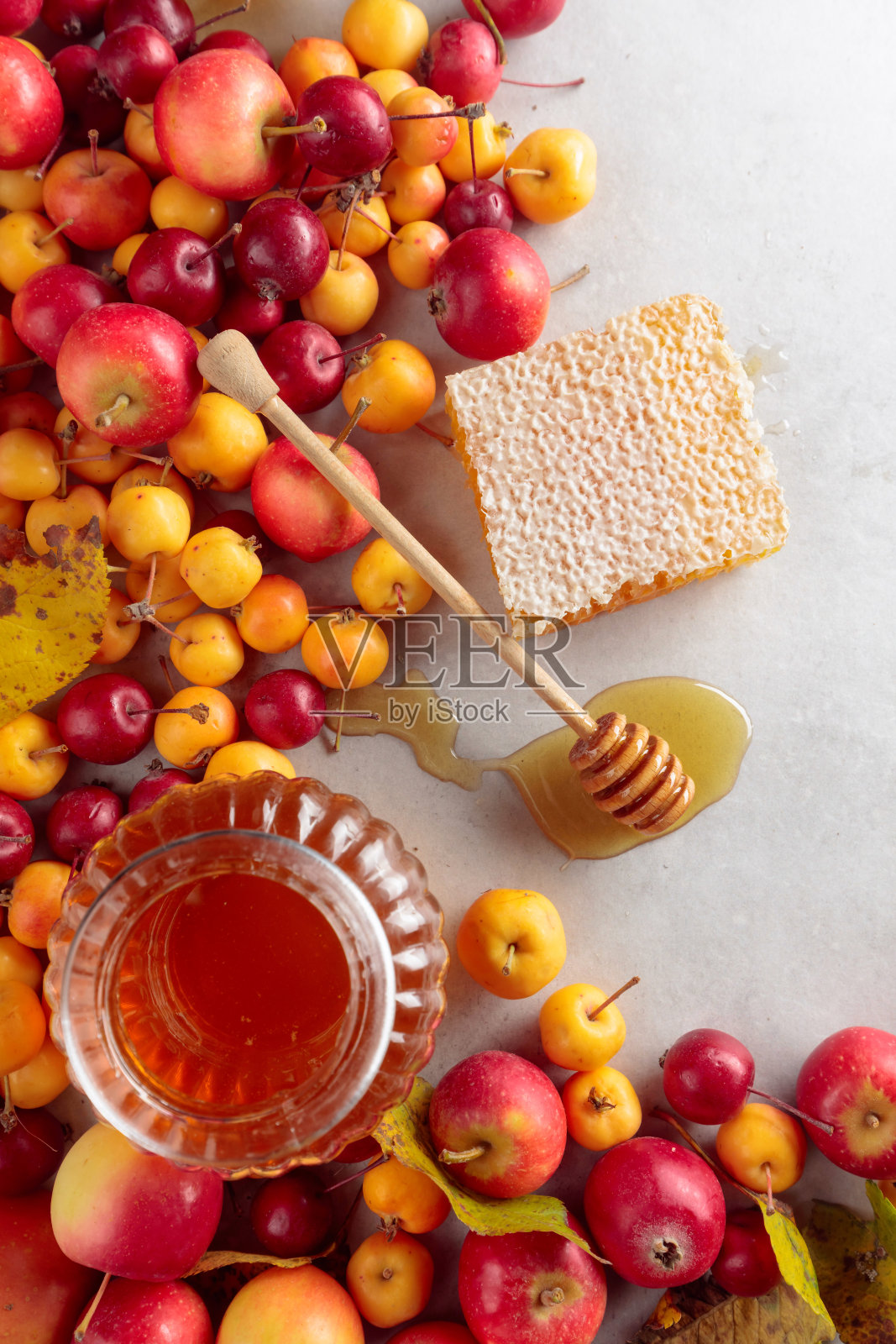 红色和黄色的蟹黄苹果加蜂蜜，健康的有机食品。照片摄影图片