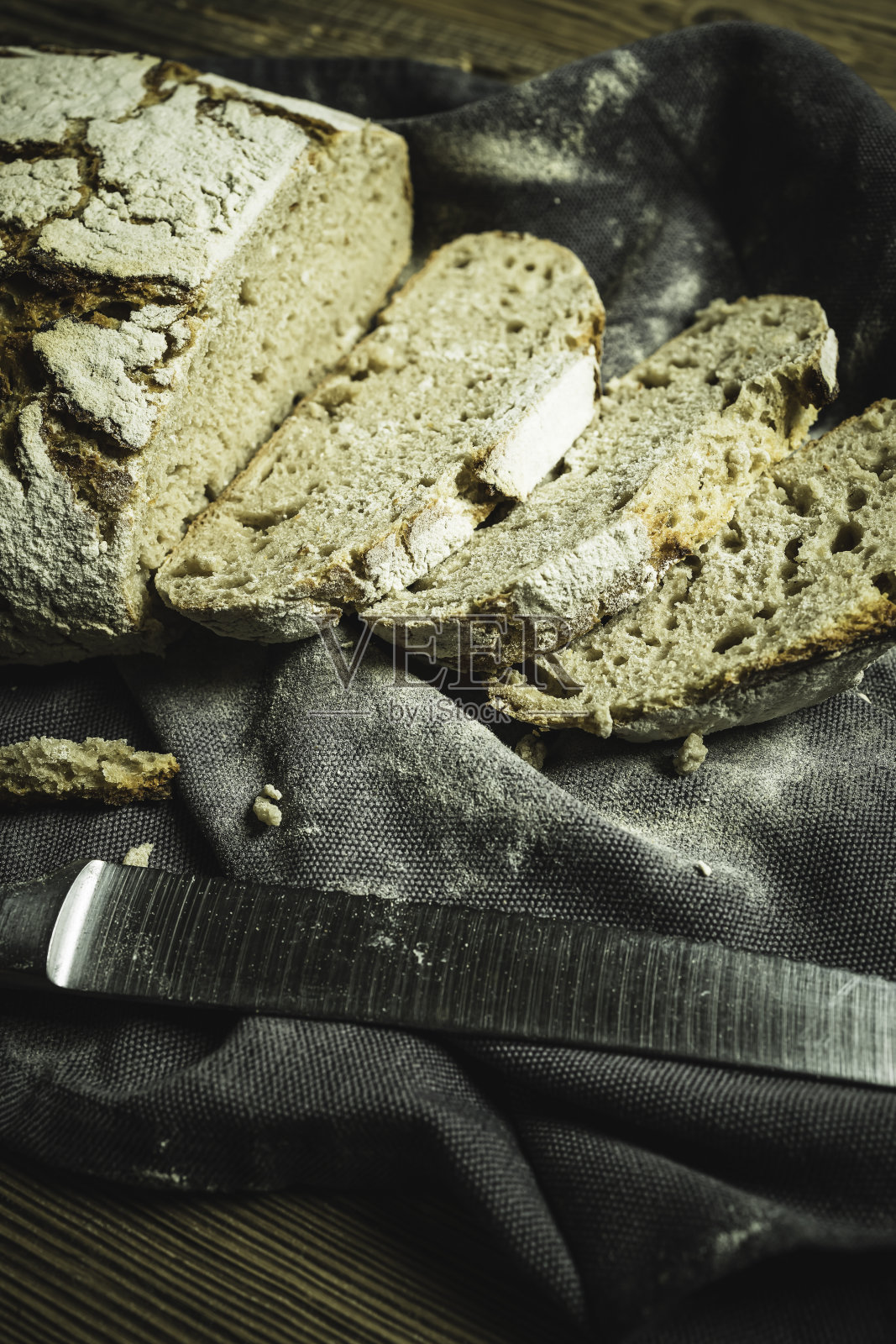 新鲜烘烤的自制“乡村风格”黑麦面包和一些薄片照片摄影图片