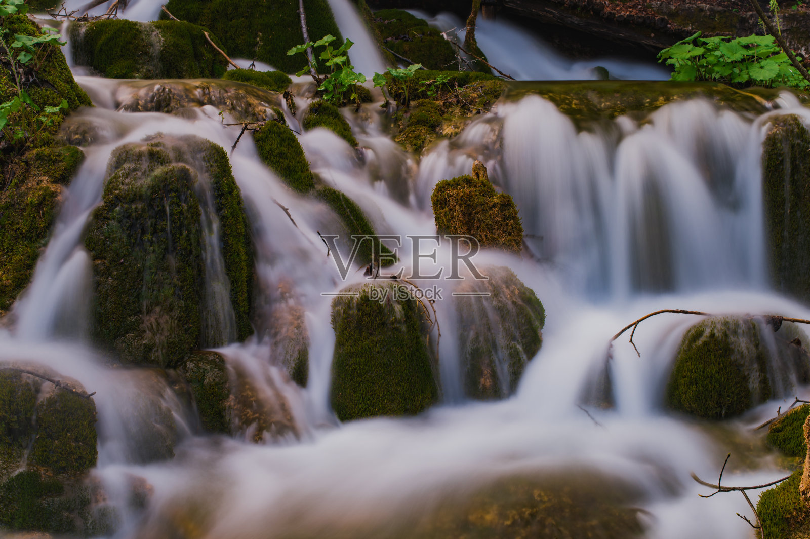 克罗地亚Plitvice湖国家公园的小溪。照片摄影图片