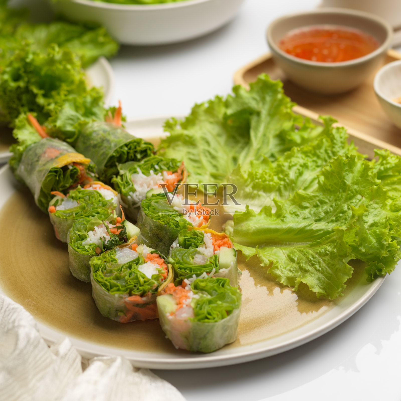 亚洲开胃菜，越南春卷蘸酱上桌照片摄影图片