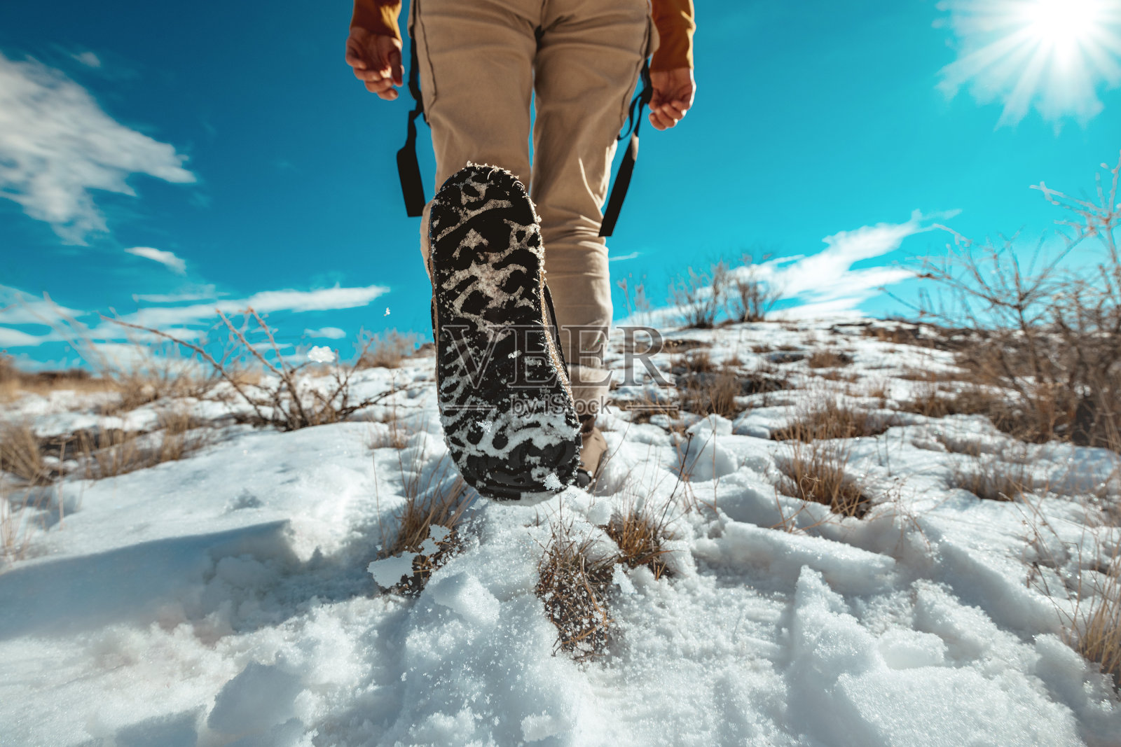 女徒步旅行者在雪地上爬山照片摄影图片