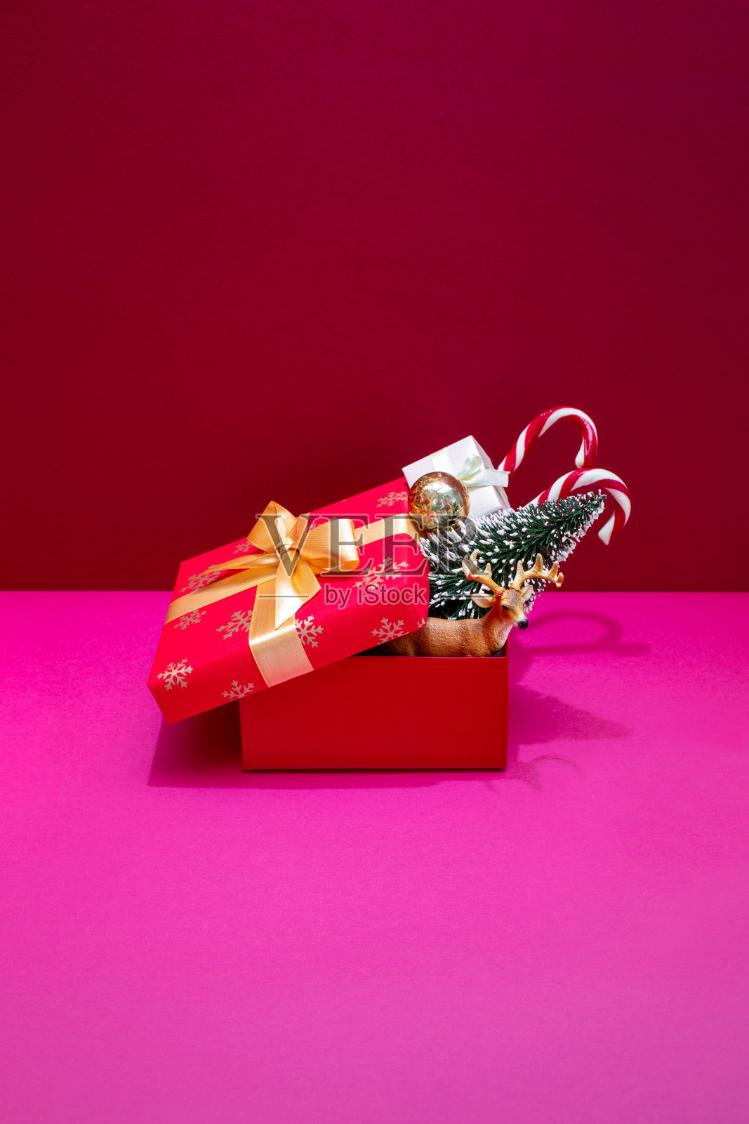圣诞或新年礼物盒惊喜概念照片摄影图片