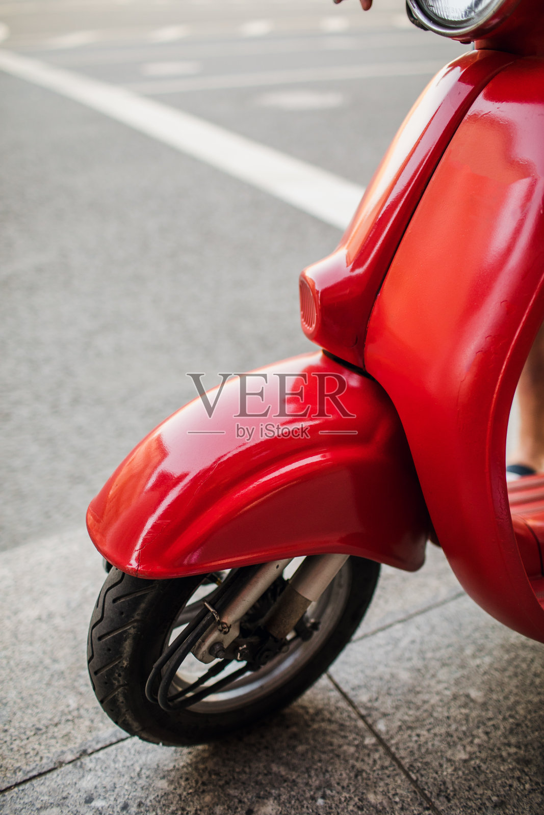 红色老式摩托车停在空荡荡的城市街道的人行道上照片摄影图片