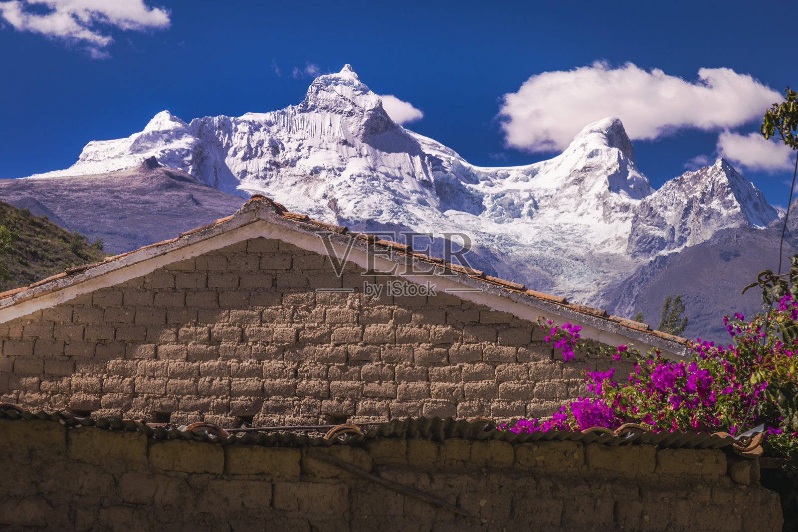 秘鲁安第斯山脉，瓦拉兹附近的兰卡山脉和土坯屋顶照片摄影图片