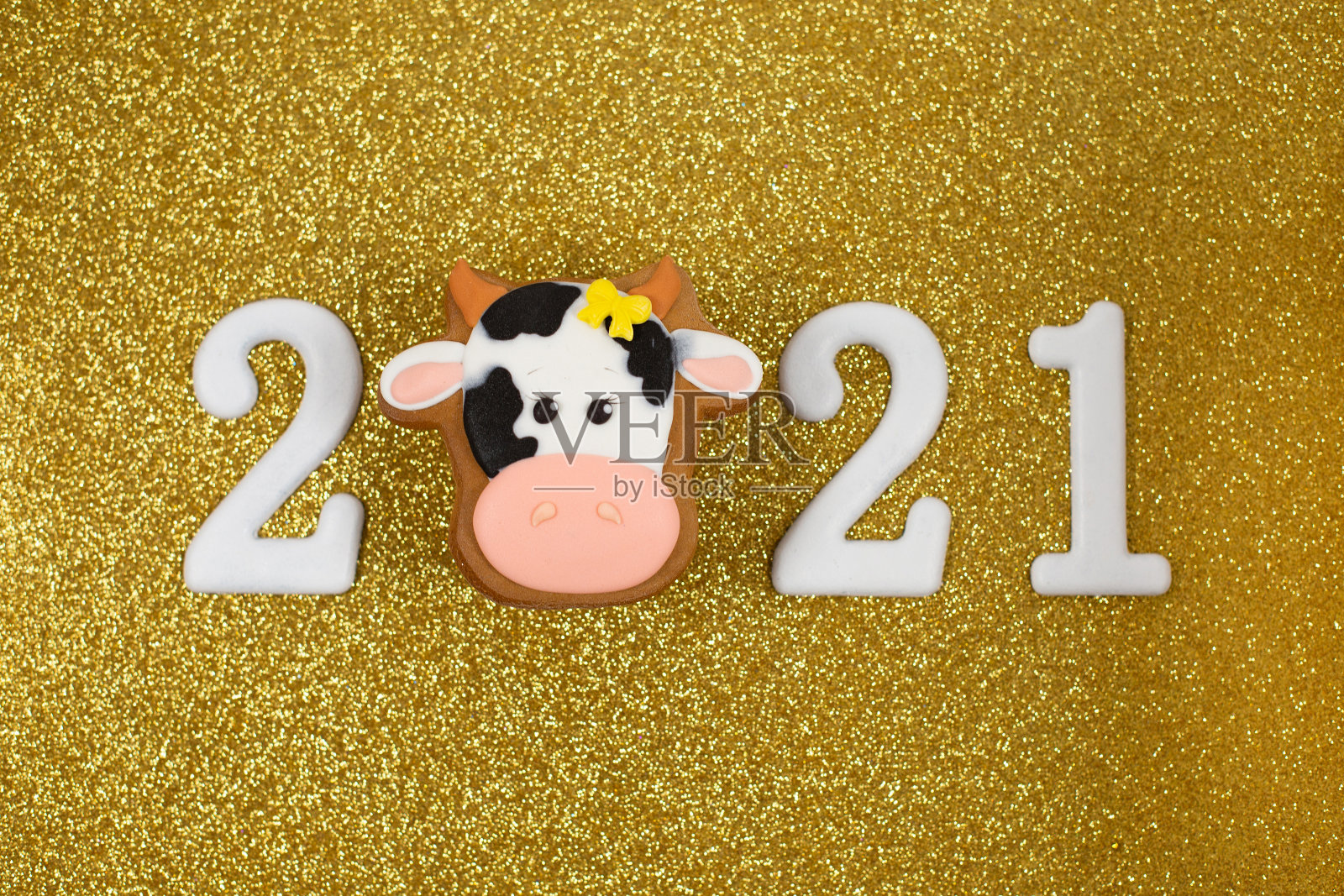 姜饼牛和铝箔气球的2021年数字。照片摄影图片