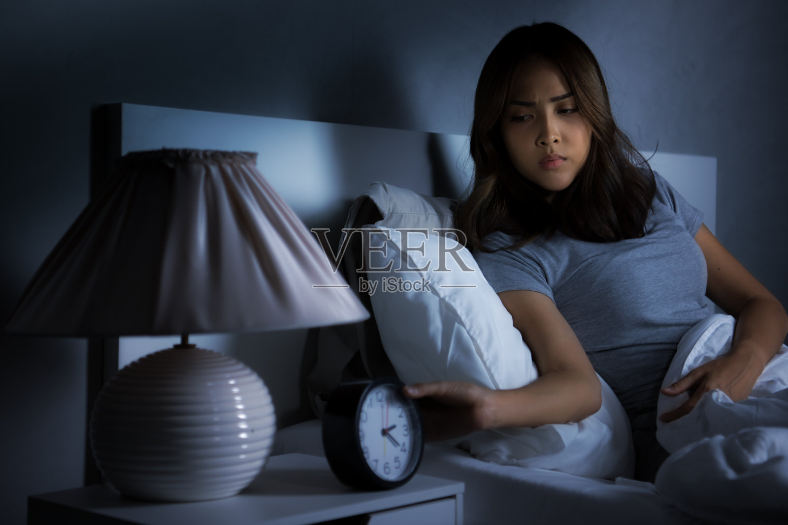 沮丧的年轻亚洲女人坐在床上不能从失眠照片摄影图片
