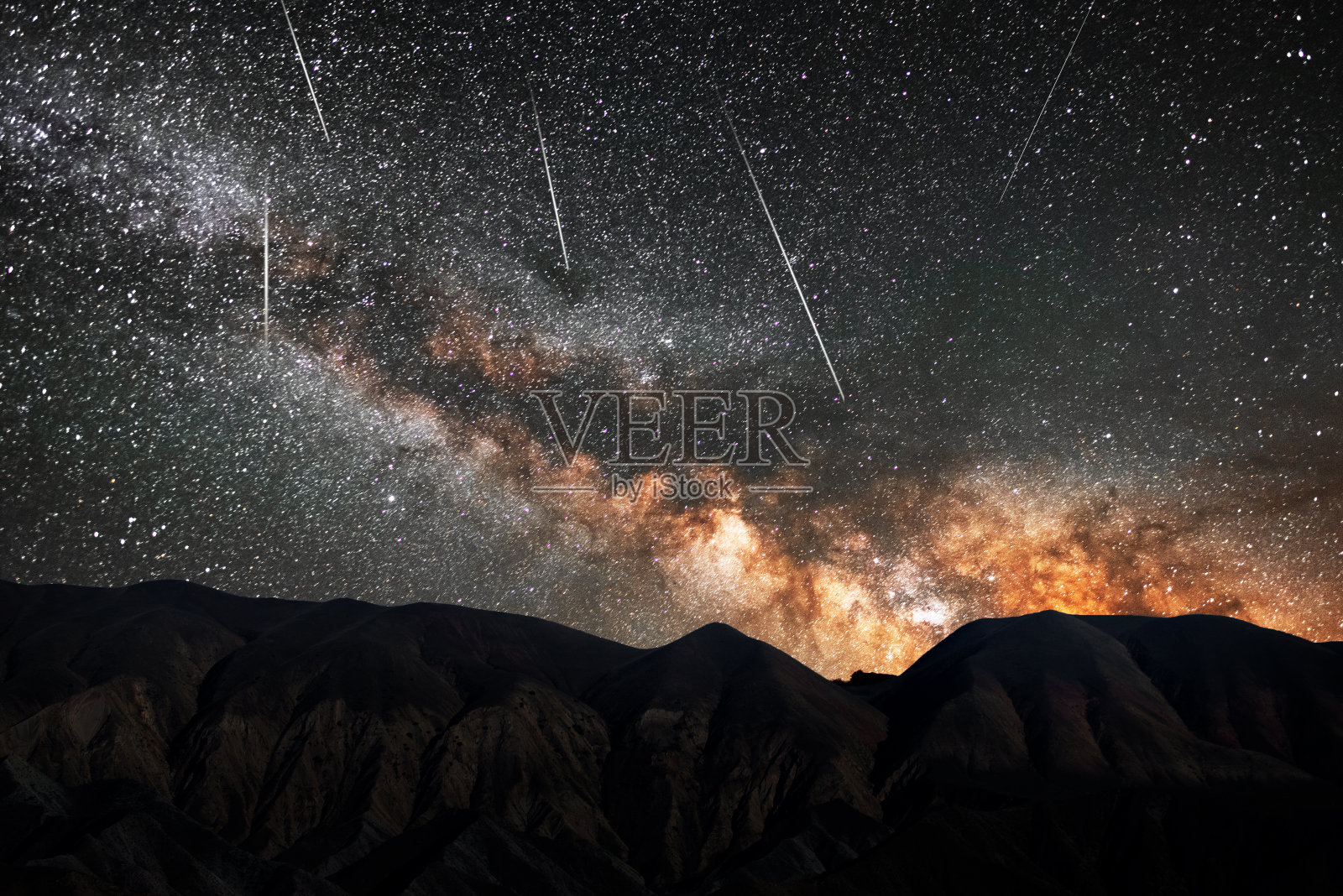 美丽的银河和彗星在星空上的山影。夜间摄影天文壁纸。照片摄影图片