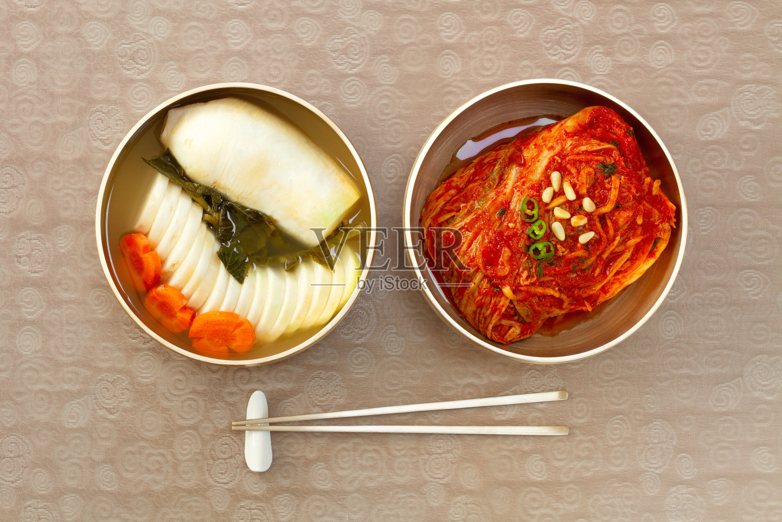 最著名的韩国食物泡菜套装(白菜，萝卜水)在高质量的黄铜餐具。前视图。照片摄影图片
