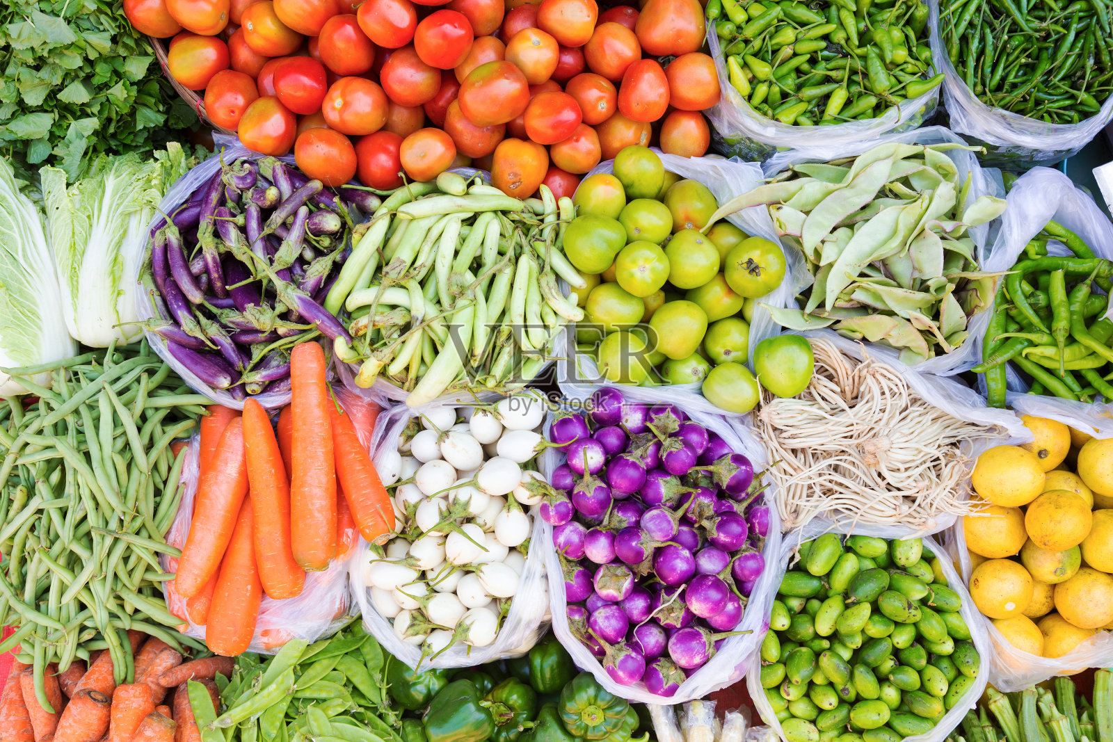 农贸市场上的水果和蔬菜照片摄影图片