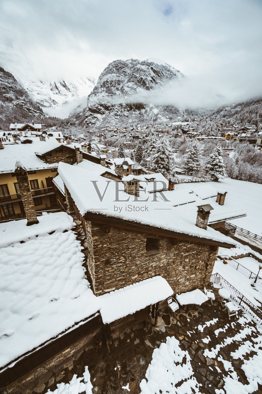 意大利库马约尔的雪下村庄照片摄影图片