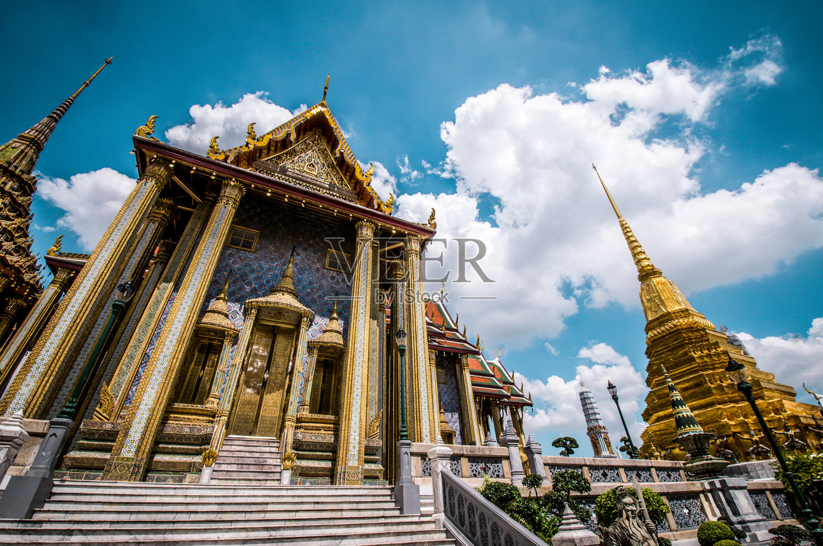 泰国曼谷，汶居寺入口和白塞玛神殿的乌博索照片摄影图片