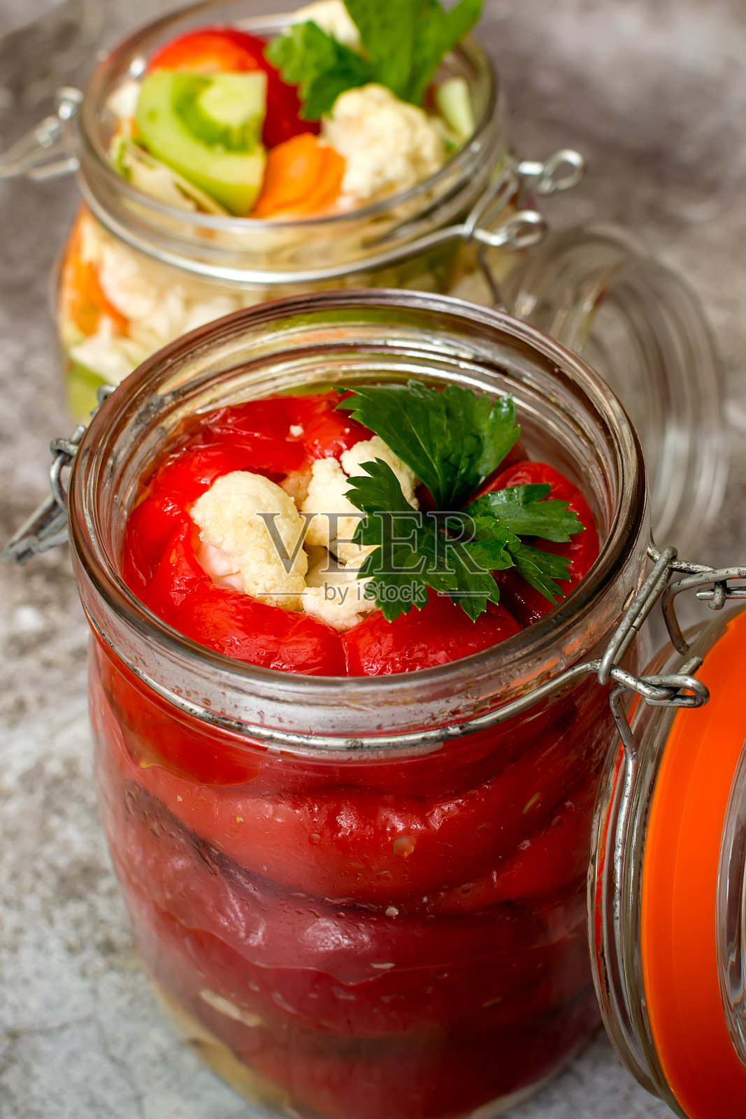 一罐腌花椰菜，红椒和胡萝卜照片摄影图片