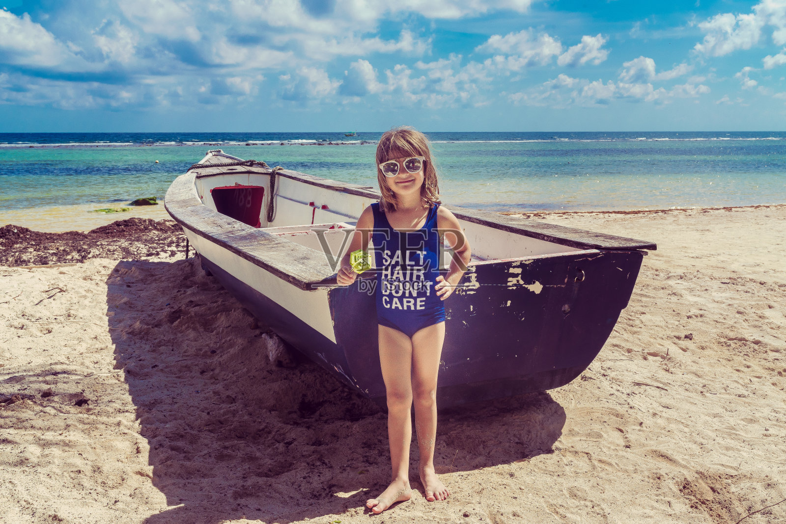 无忧无虑的孩子在墨西哥度假的海滩上照片摄影图片