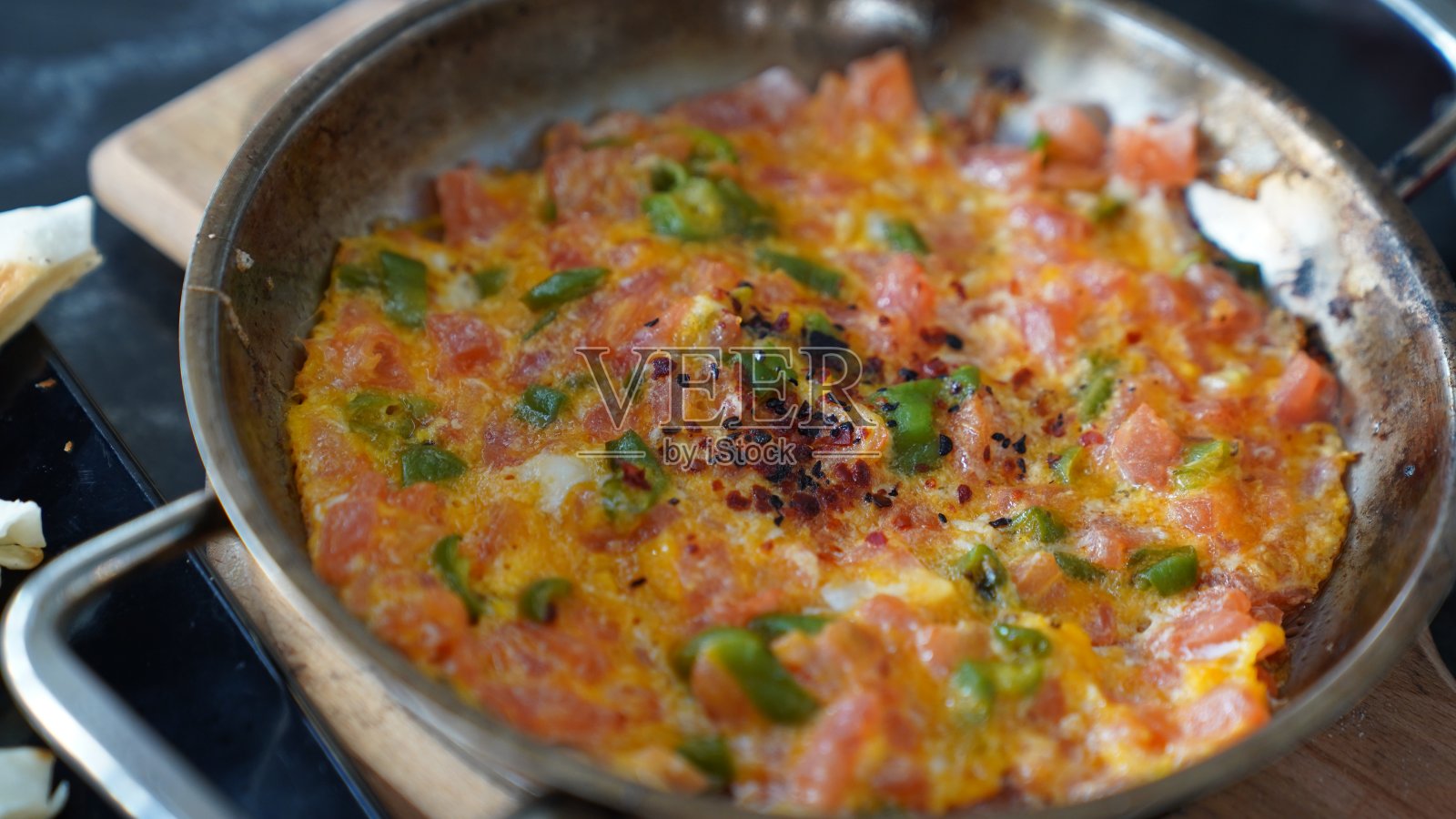 早餐桌上的西红柿和青椒炒蛋照片摄影图片