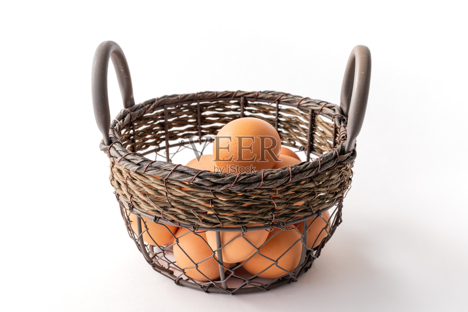 篮子里的鸡蛋靠近孤立的白色背景照片摄影图片