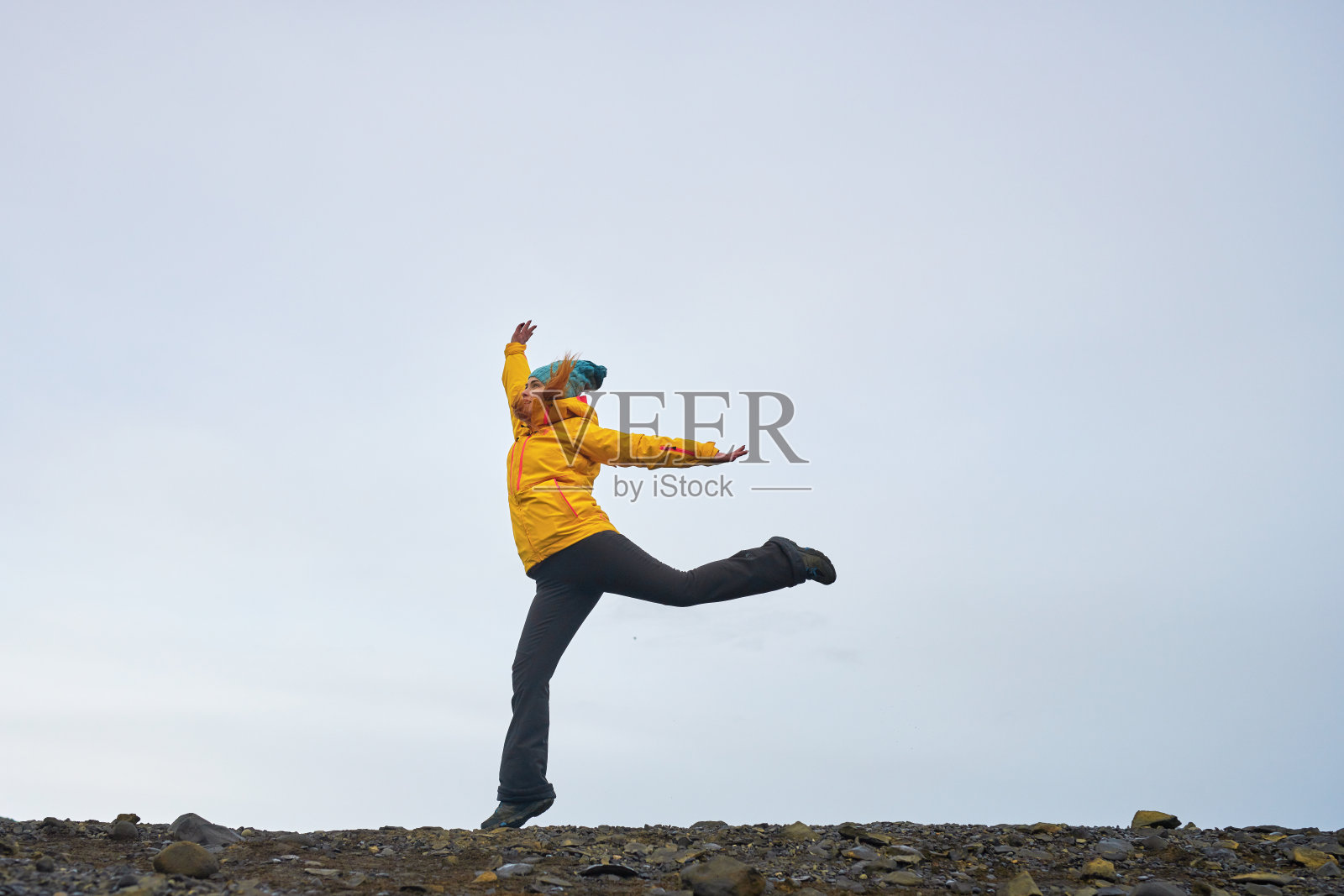 低角度的女子在冰岛跳跃照片摄影图片