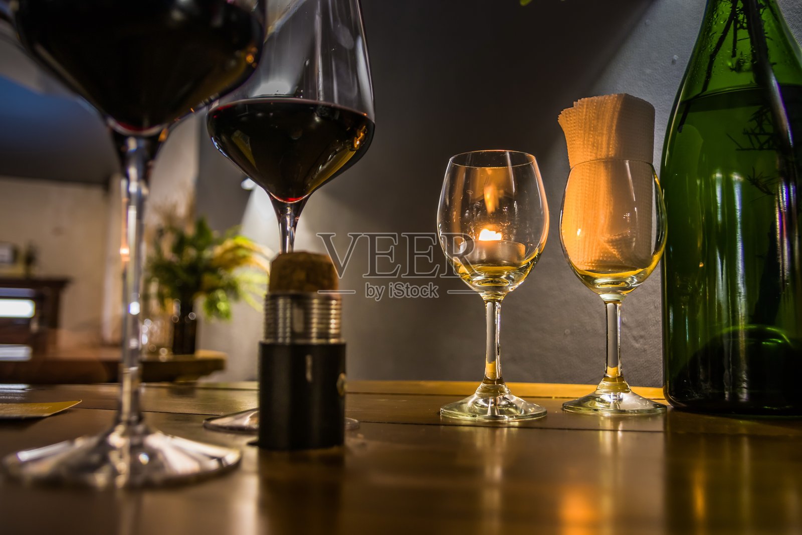 餐厅里的红酒和蜡烛杯照片摄影图片