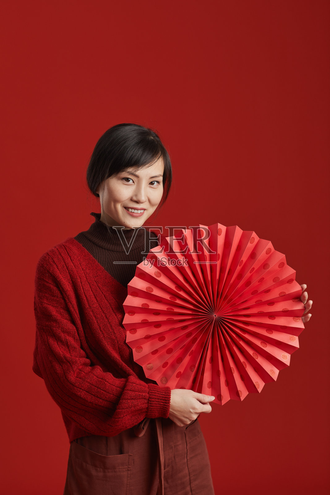 拿着中国纸扇的女人照片摄影图片
