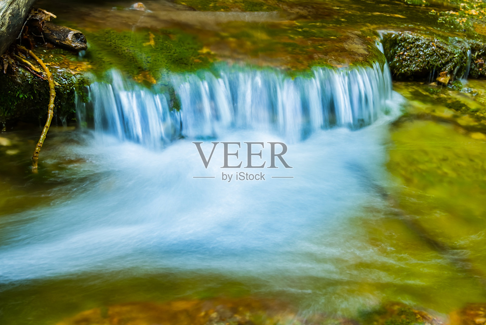 特写瀑布在山上的河流，美丽的自然背景照片摄影图片