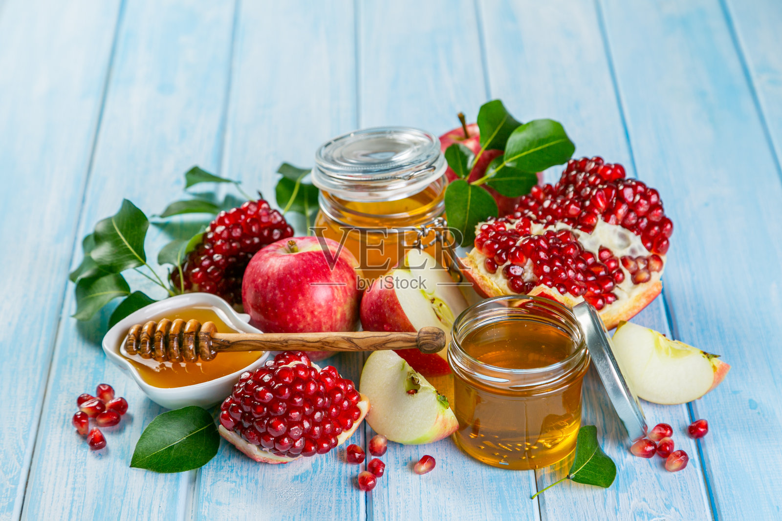 犹太新年的概念——蜂蜜、苹果、石榴等象征照片摄影图片