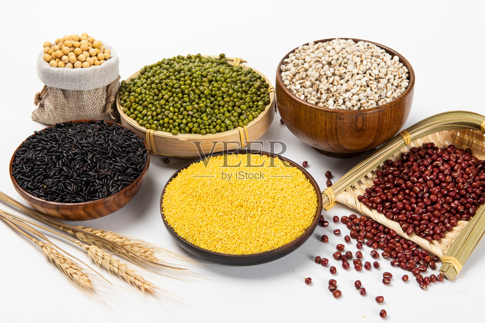 收集不同的谷物、谷物和豆类背景。照片摄影图片