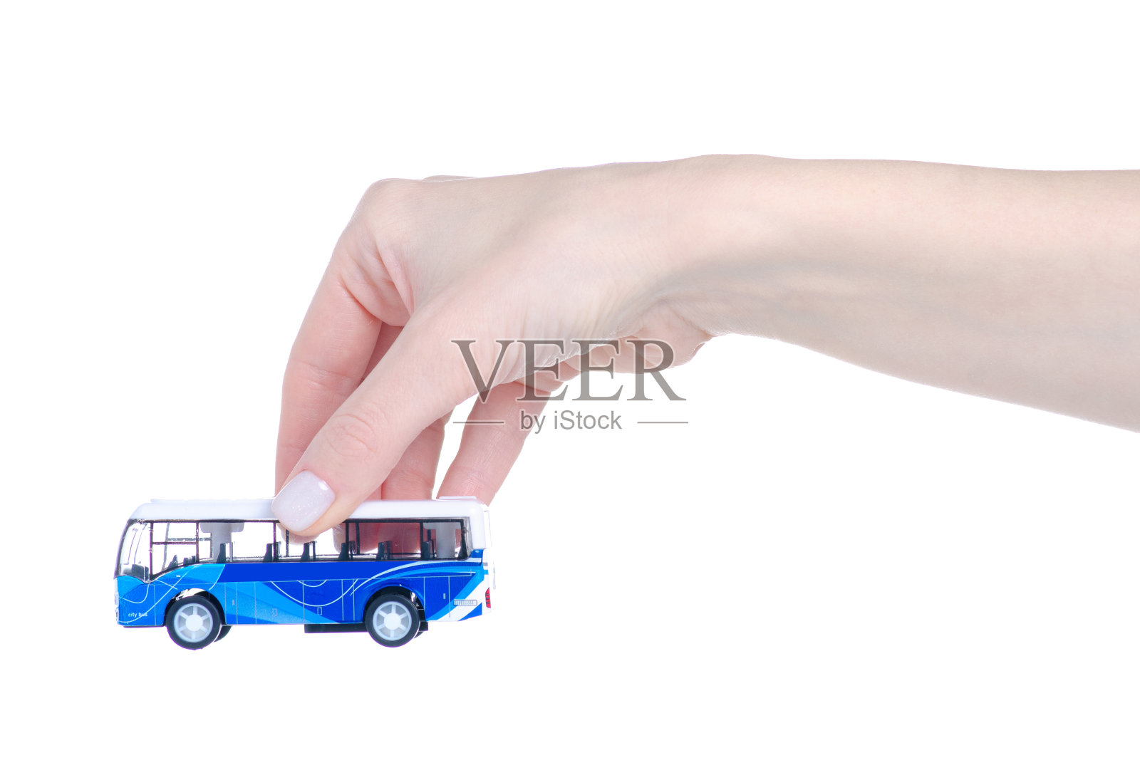手里拿着玩具巴士模型照片摄影图片