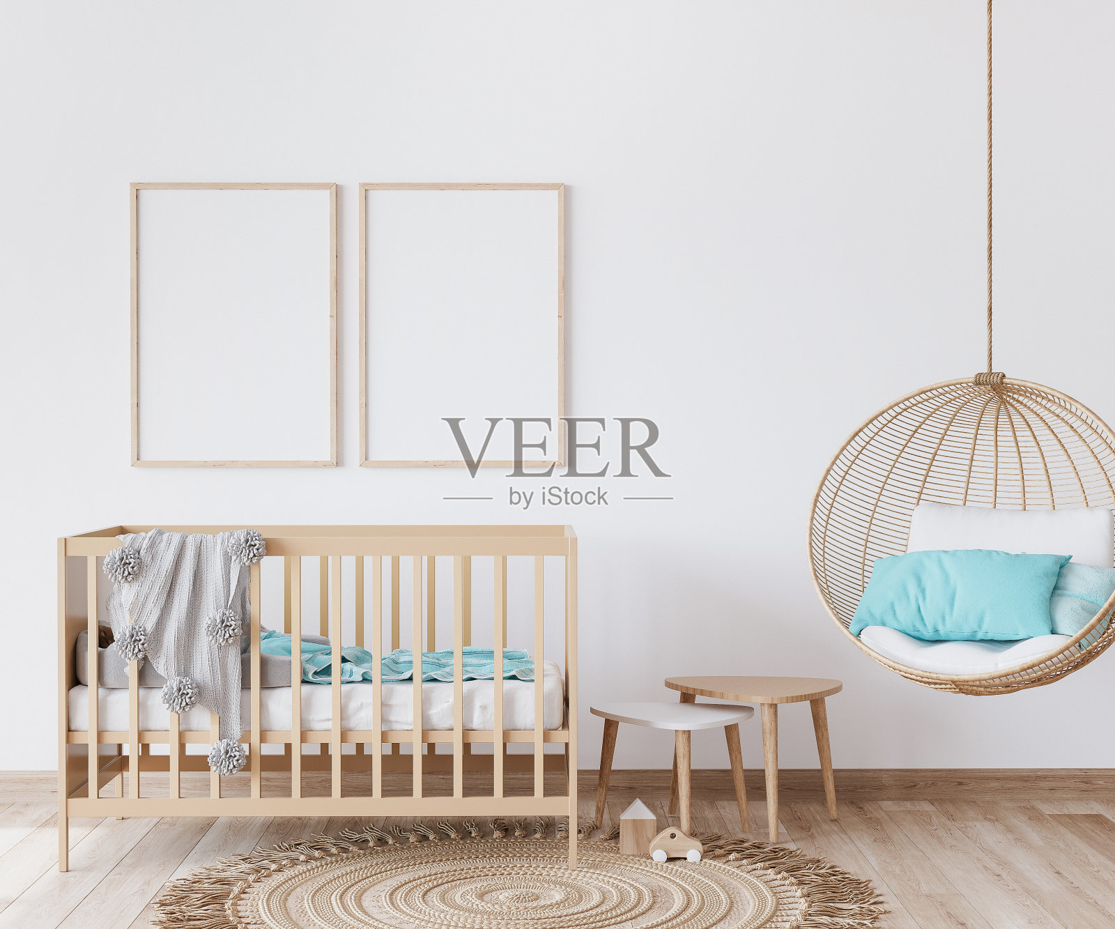 模拟框架在婴儿新生卧室，木制婴儿床，藤条秋千和两张海招贴画在斯堪的纳维亚室内设计照片摄影图片