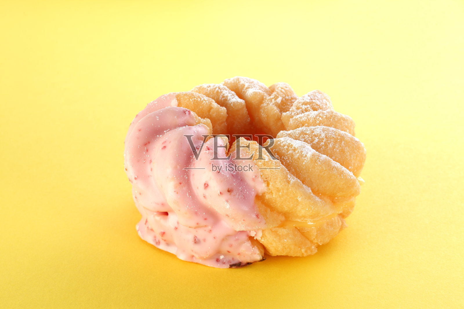 黄色背景上的新鲜甜甜圈照片摄影图片