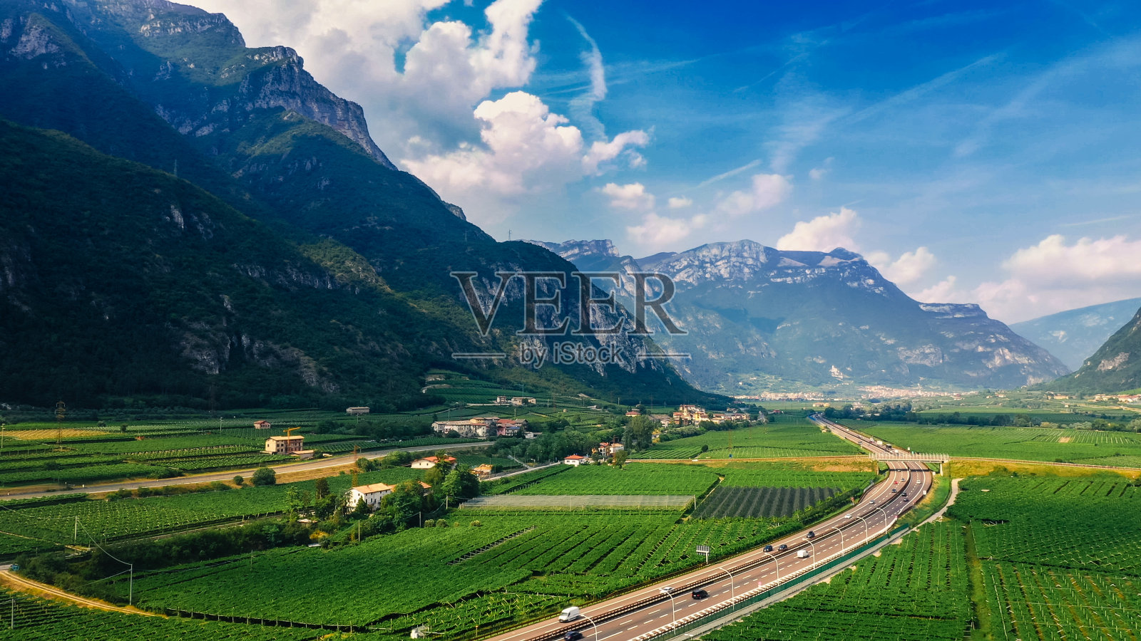 无人机拍摄:位于山区的意大利美丽农田。公路位于山区。采购产品葡萄园，橄榄树，各种蔬菜种植地和农业种植园照片摄影图片