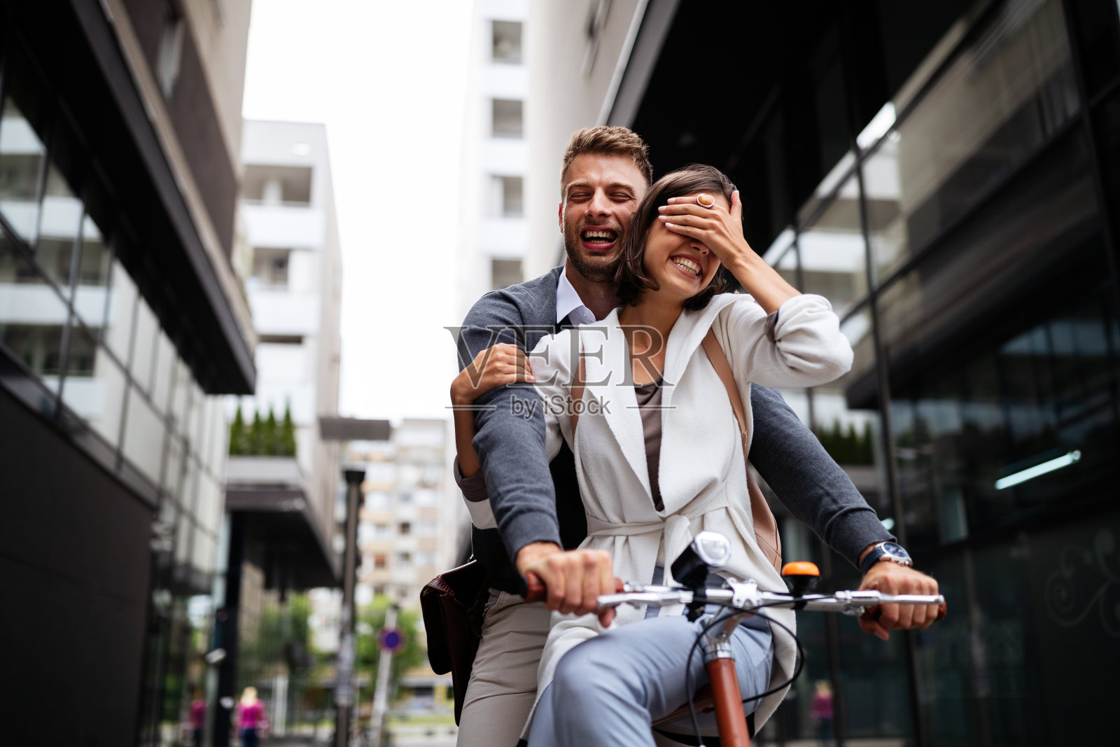 美丽幸福的夫妇在城市里骑自行车相爱照片摄影图片