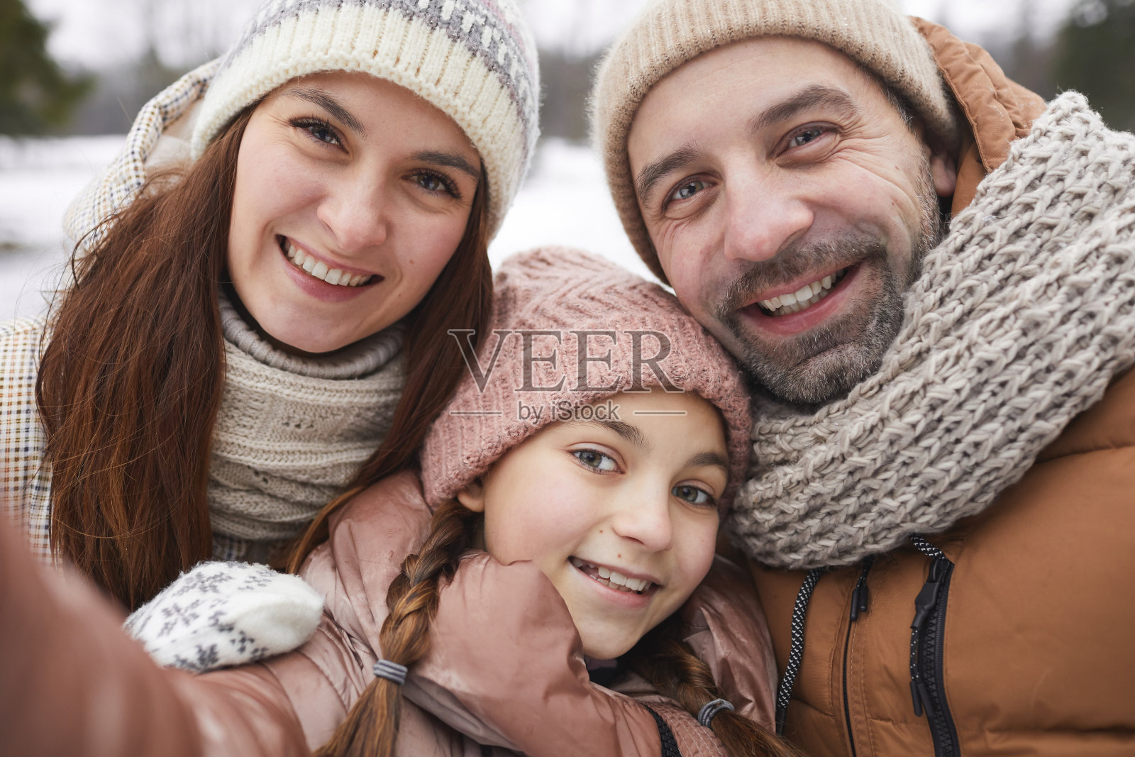 幸福家庭在冬天自拍照片摄影图片
