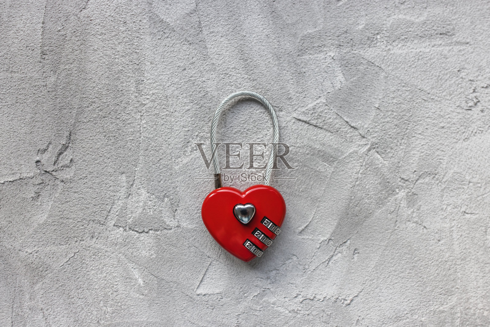 红色挂锁或爱情锁上灰色背景，心形照片摄影图片