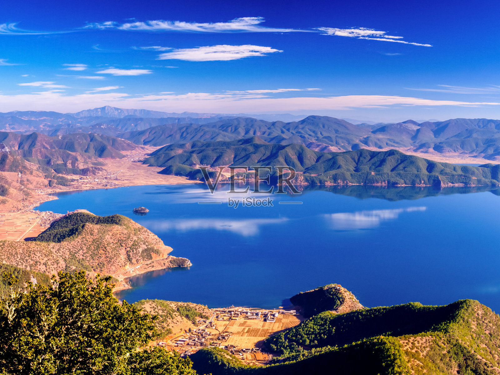 泸沽湖的景色照片摄影图片