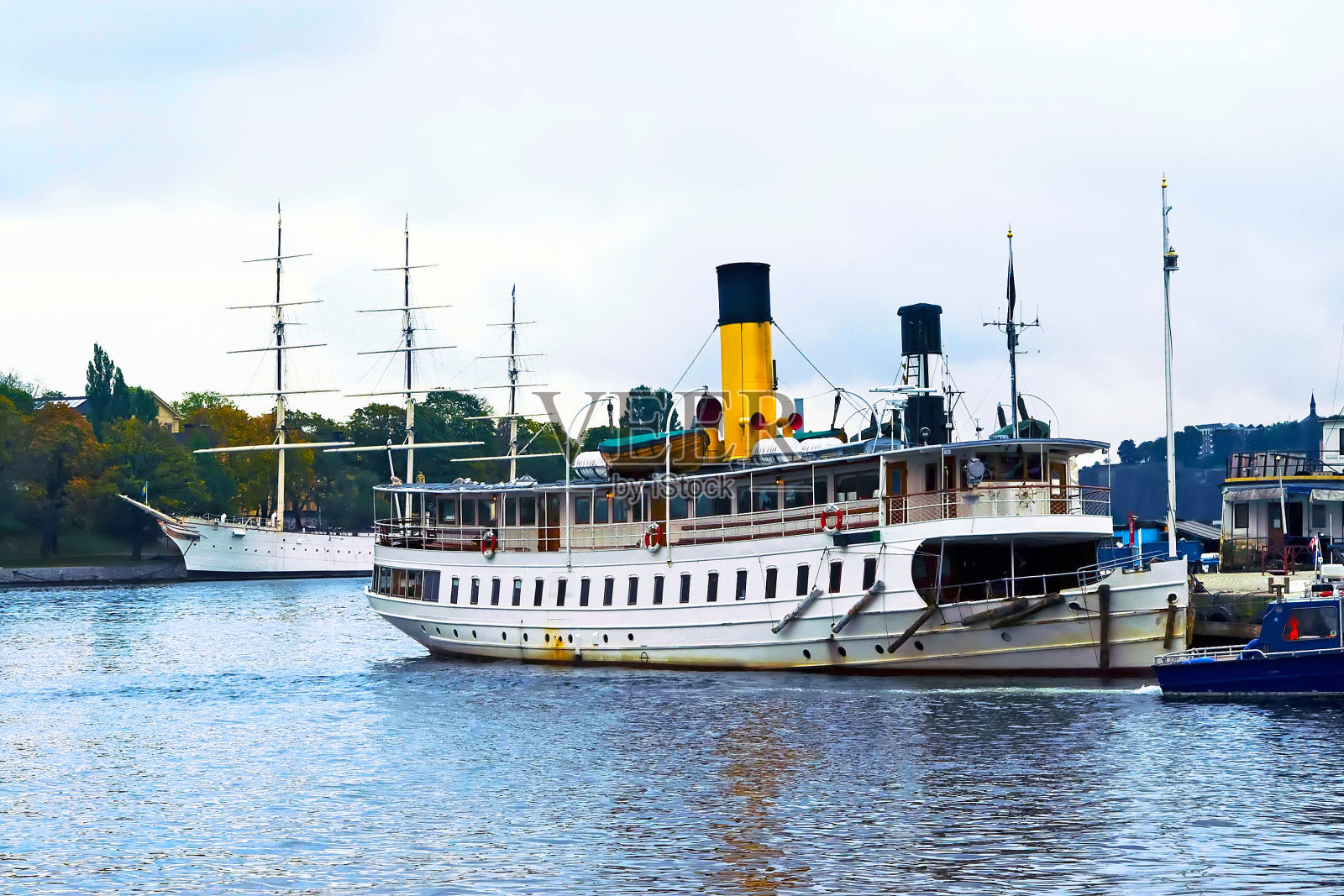 斯德哥尔摩港口的内河旅游船照片摄影图片