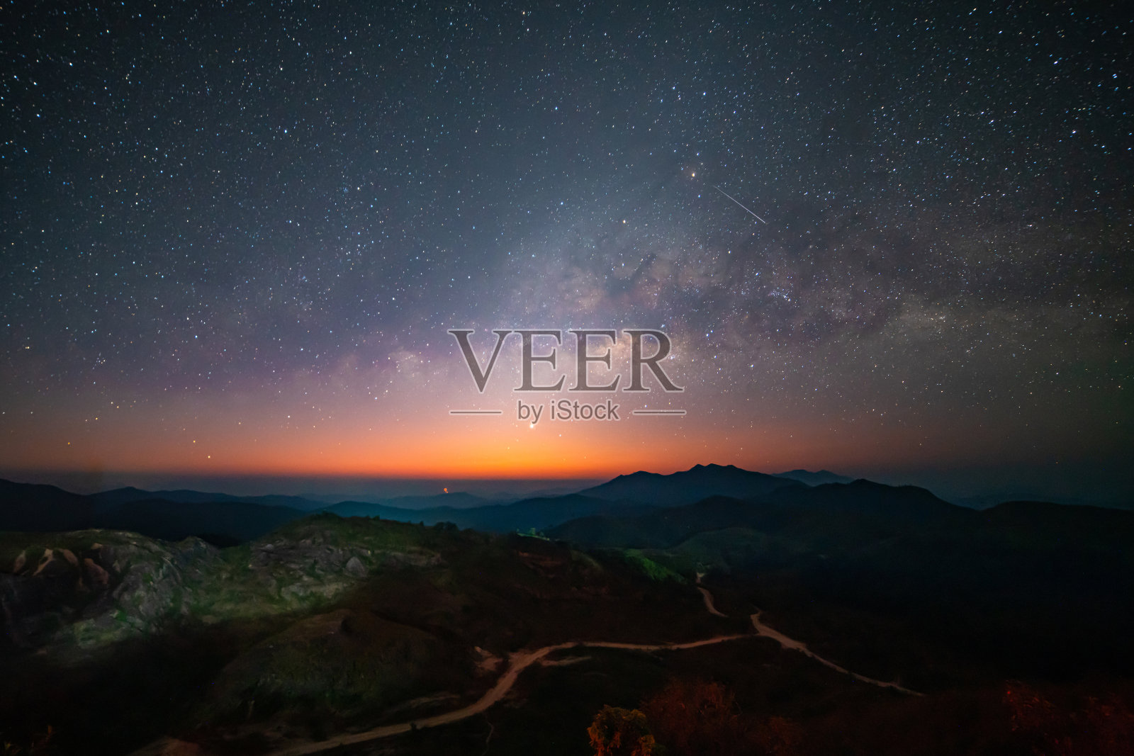 全景视图宇宙空间拍摄的银河与星星的夜空背景在山区景观泰国照片摄影图片