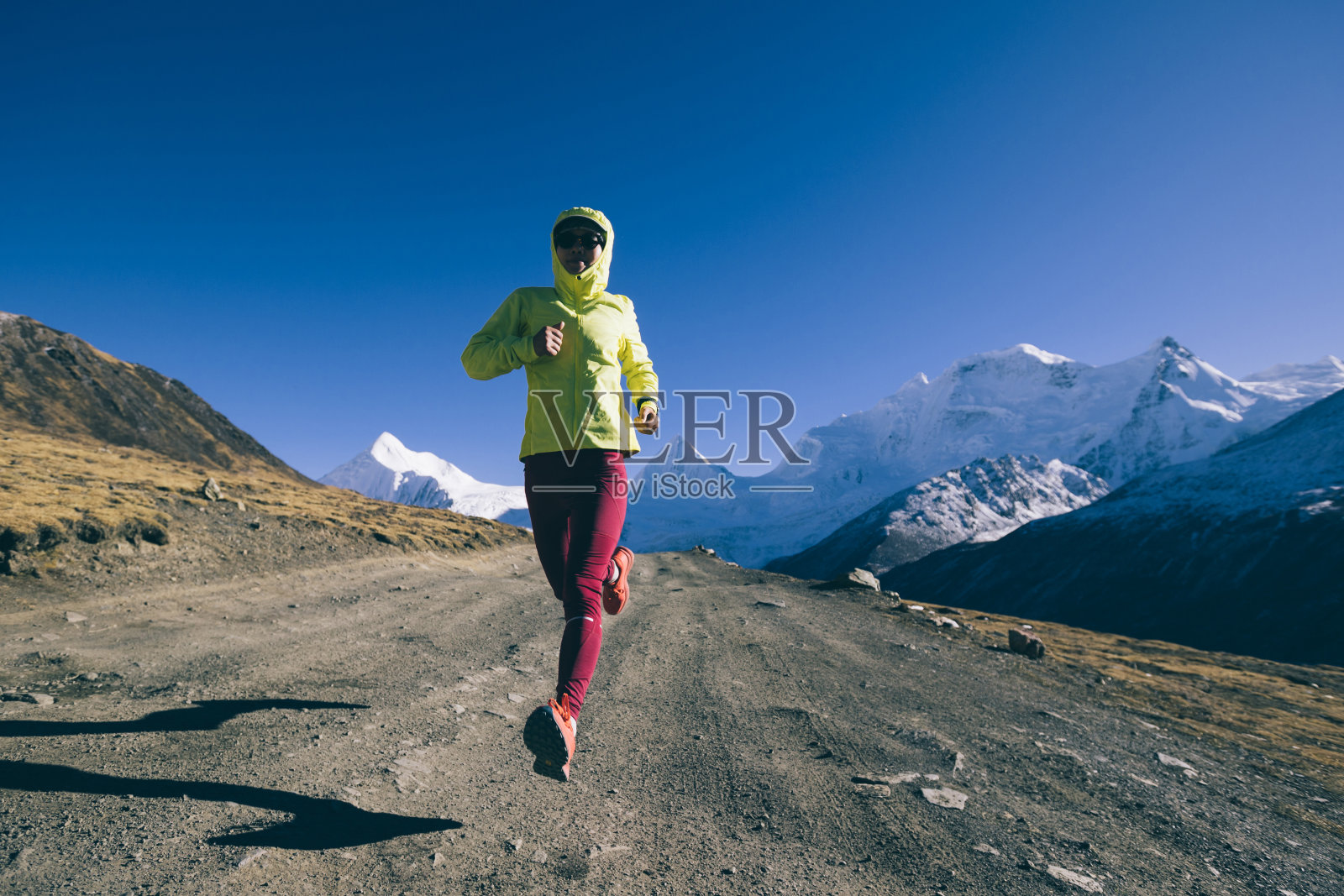 女子越野跑越野跑在冬季的山脉照片摄影图片