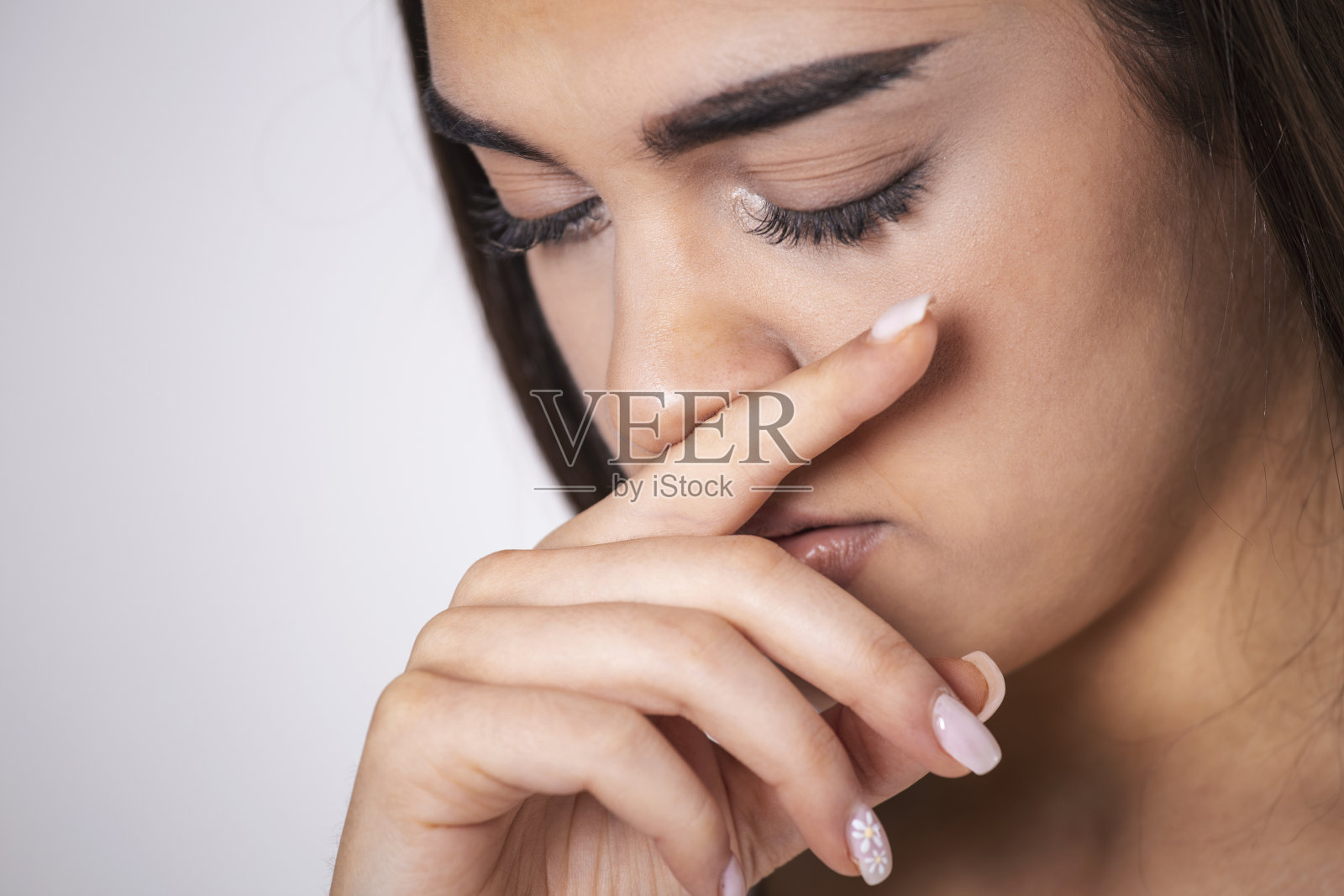 青年妇女摸鼻子拼贴画-避免摸脸的概念，以保护和预防covid-19、sars cov 2或冠状病毒的爆发或传播。照片摄影图片