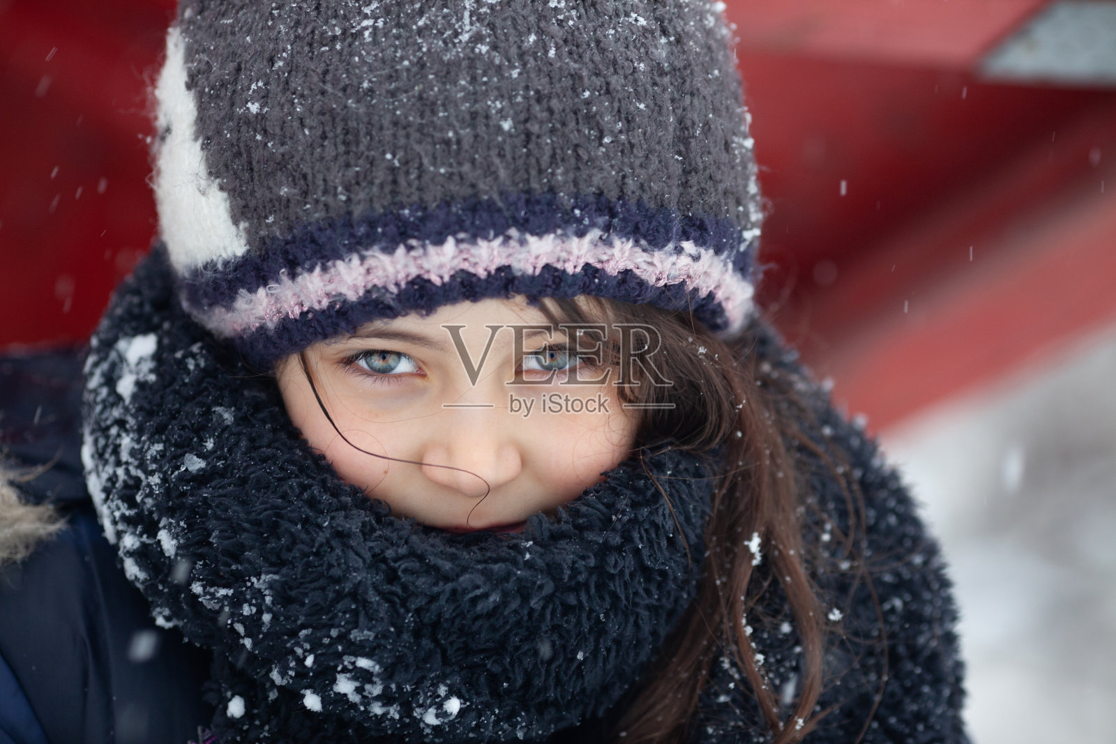 一个9岁的小女孩在冬天散步照片摄影图片