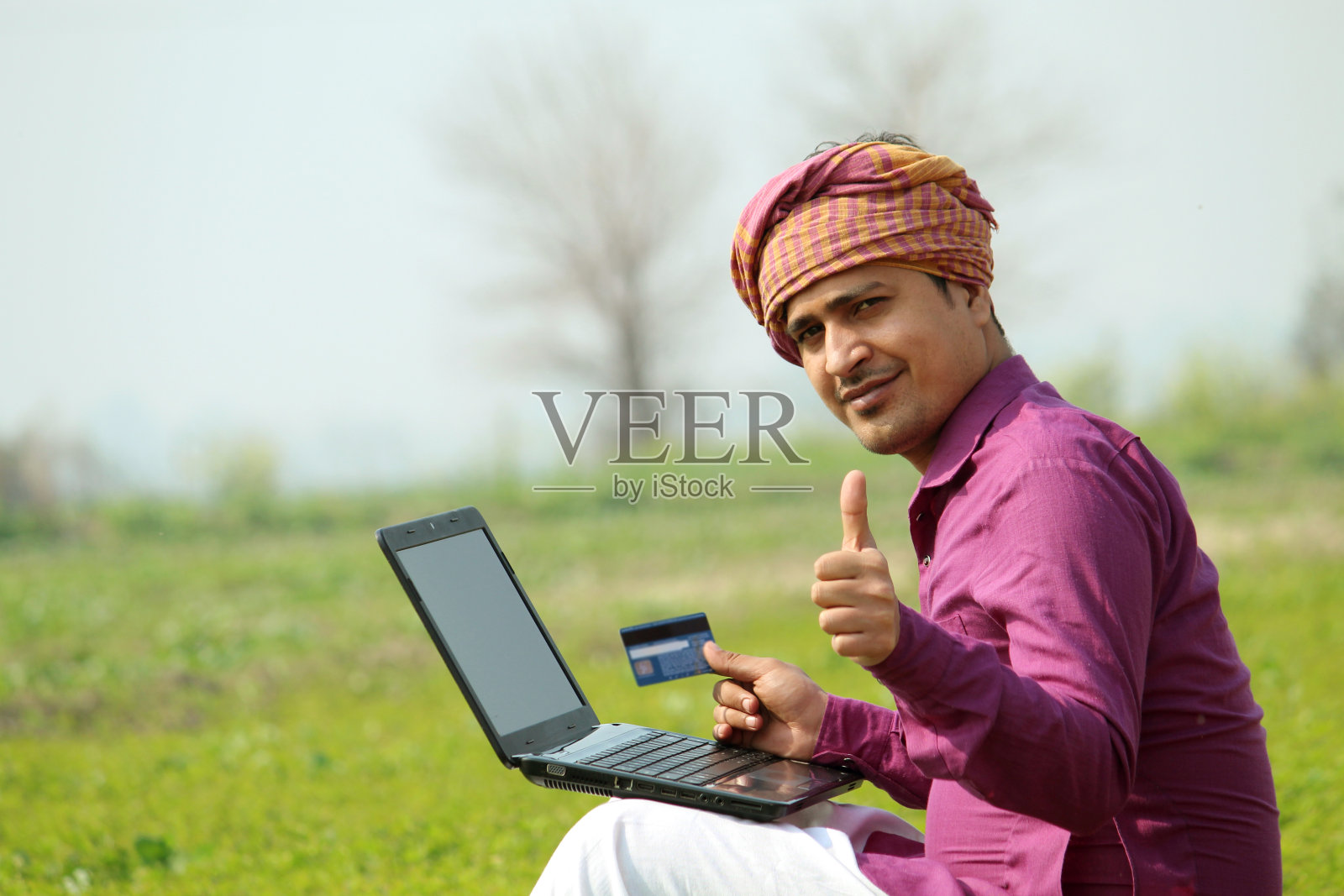 印度农民使用笔记本电脑和信用卡照片摄影图片