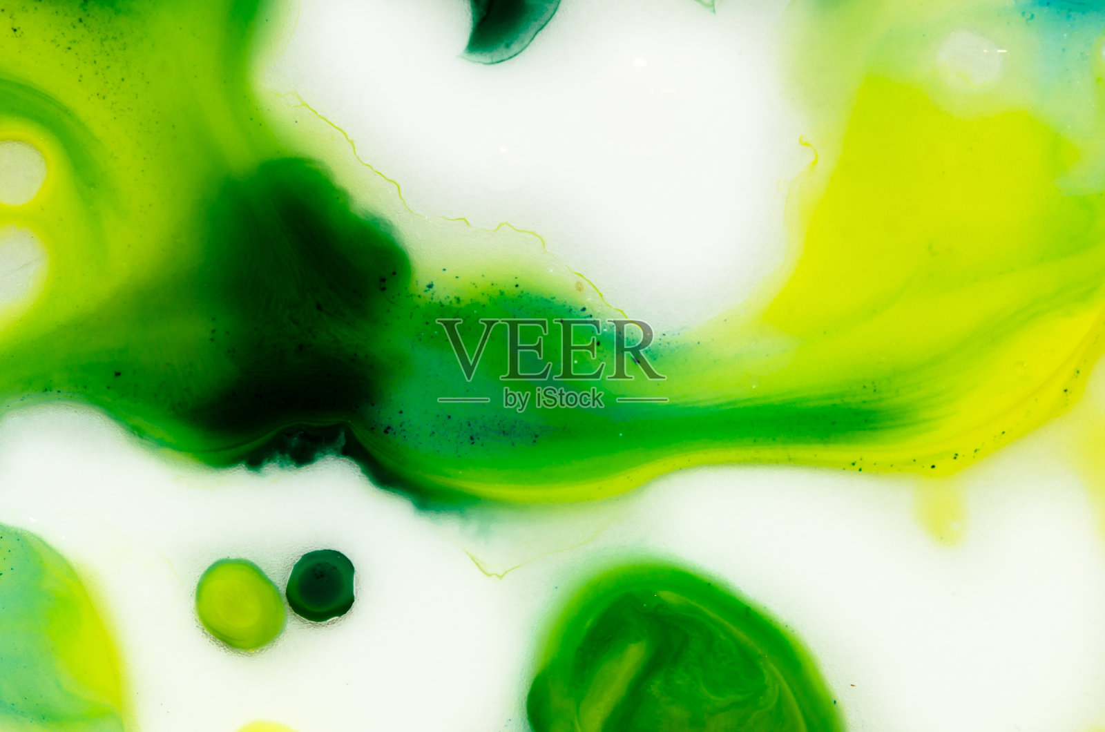 明亮的水绿色与油产生流体结构和气泡绿色，蓝色，黄色，白色和金色照片摄影图片