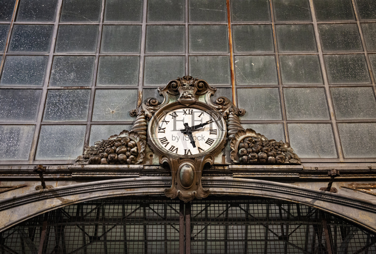 古老的时钟挂在古老的市场墙上。照片摄影图片