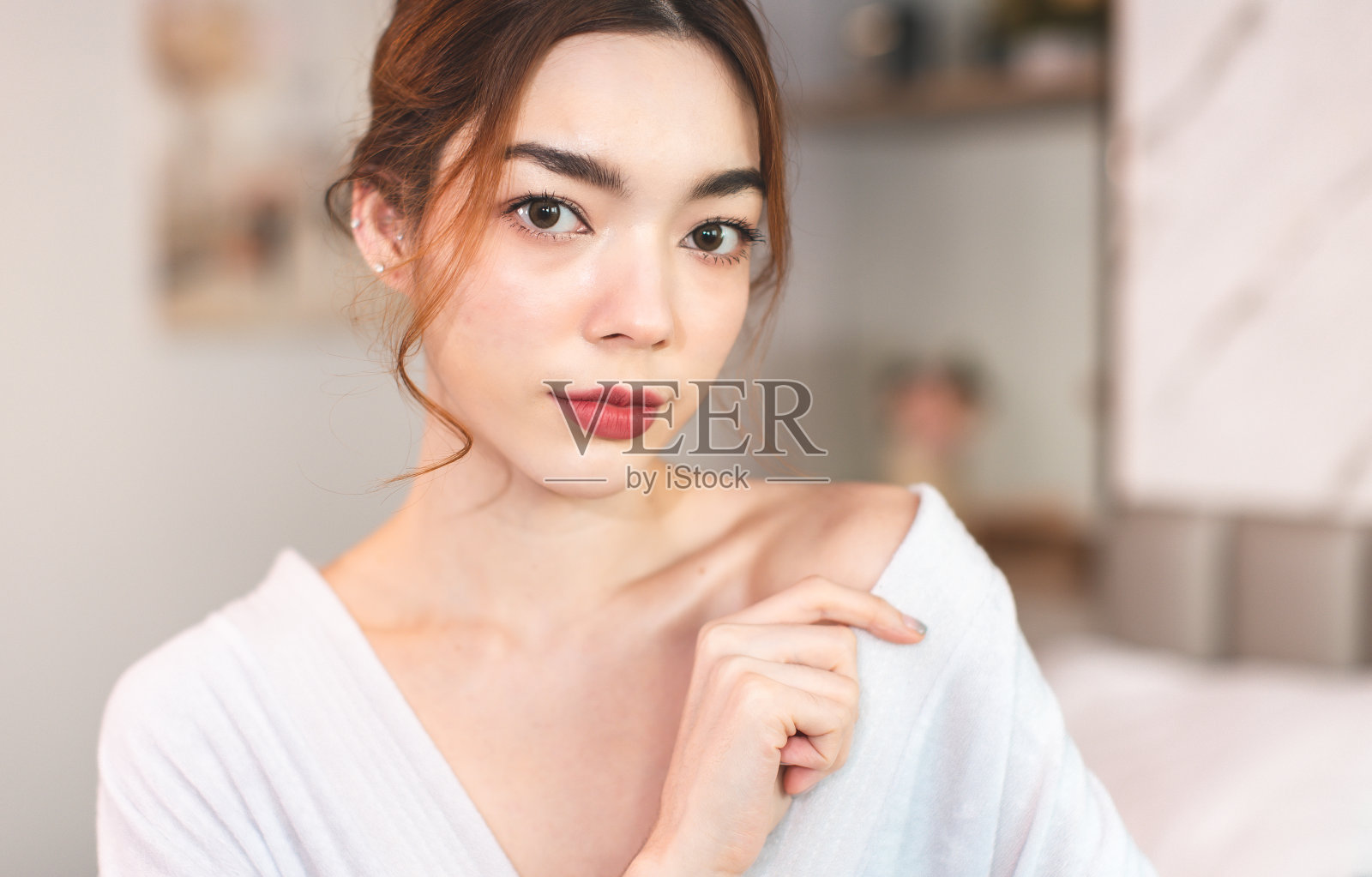 年轻的亚洲女性皮肤护理微笑和照镜子照片摄影图片